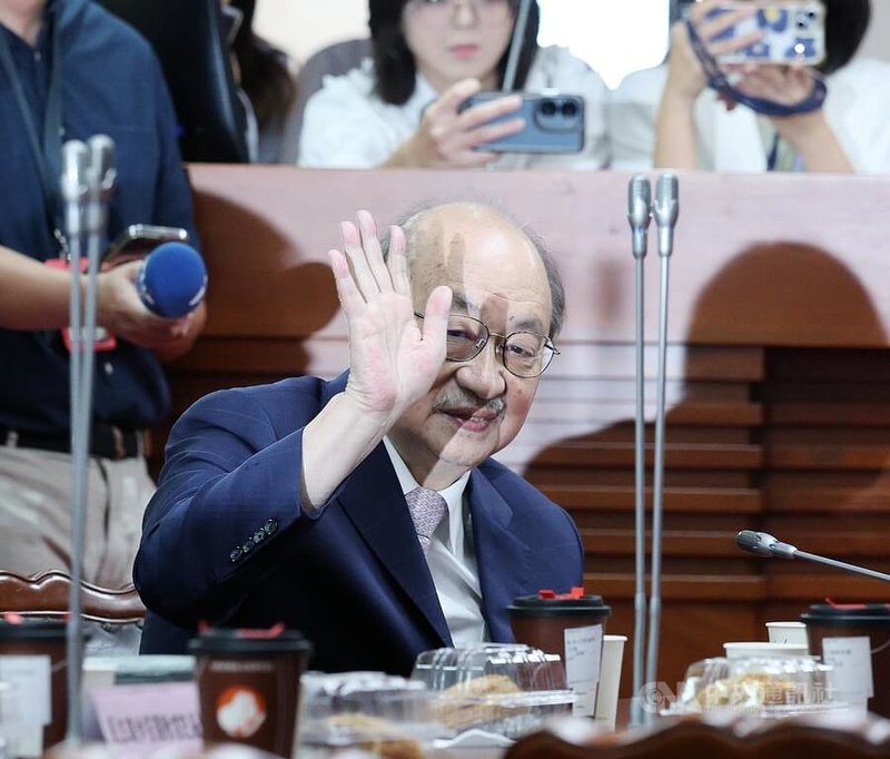 國民黨立法院黨團1日舉辦幹部交接典禮，邀請朝野黨團幹部與會，民進黨立法院黨團總召柯建銘（圖）應邀出席，向媒體揮手致意。中央社記者郭日曉攝  114年9月1日