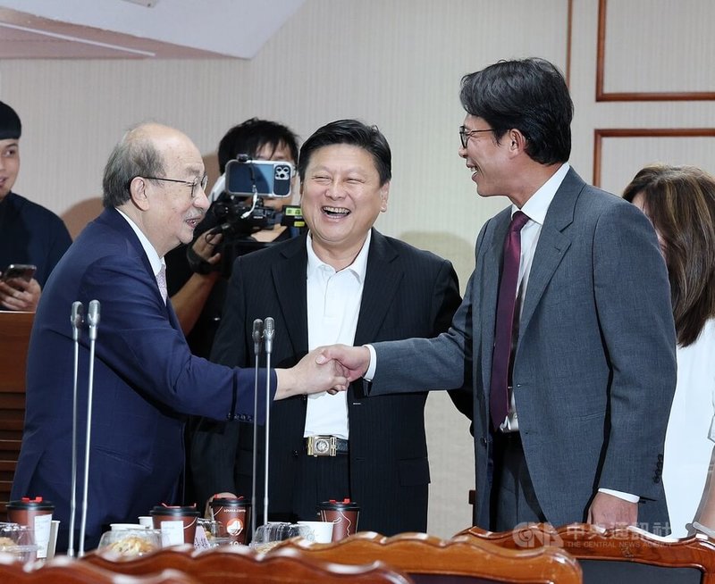 國民黨立法院黨團1日舉辦幹部交接典禮,邀請朝野黨團幹部與會,民進黨立法院黨團總召柯建銘(左)與民眾黨立法院黨團總召黃國昌(右)握手致意。中為國民黨團總召傅崐萁。中央社記者郭日曉攝 114年9月1日
