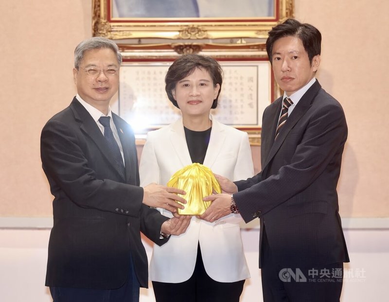 行政院1日舉行卸、新任祕書長交接典禮,由行政院副院長鄭麗君(中)擔任監交,卸任祕書長龔明鑫(左)將印信交給新任祕書長張惇涵(右)。中央社記者張皓安攝 114年9月1日