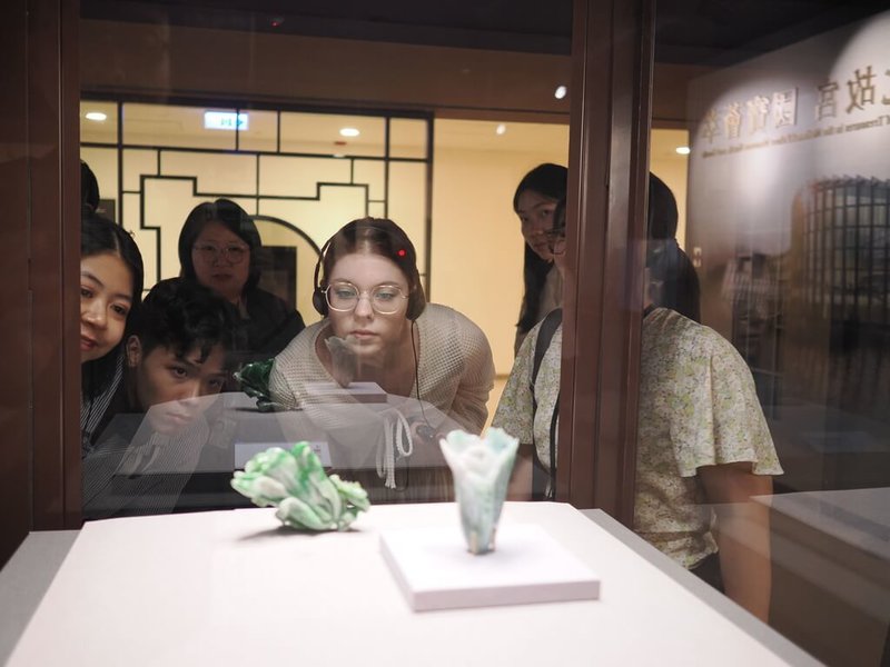 國立故宮博物院與財團法人高等教育國際合作基金會合作,期望讓故宮成為國際青年抵台學習體驗必要場域。圖為國際學生參觀展出中的翠玉小白菜。(故宮提供)中央社記者王寶兒傳真 114年9月2日