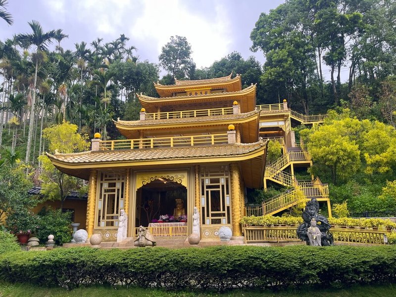 嘉義縣文觀局說,梅山鄉太興村鄰近景點有觀音瀑布、雲潭瀑布、圓潭生態園區、太興飛瀑步道等自然景觀,太興村內則有一處神秘的「龍王金殿」(圖),都相當值得造訪。(嘉義縣文觀局提供)中央社記者蔡智明傳真 114年9月2日