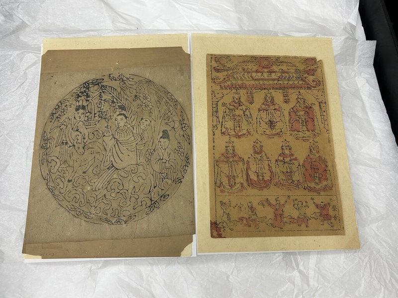「做十六歲」是台南府城特有成年禮，台南市立博物館典藏2件七娘媽亭彩紙，其中「獻壽進祿」彩紙（左）描繪牛郎、織女與子女歡聚景象。（台南市政府提供）中央社記者張榮祥台南傳真　114年9月2日