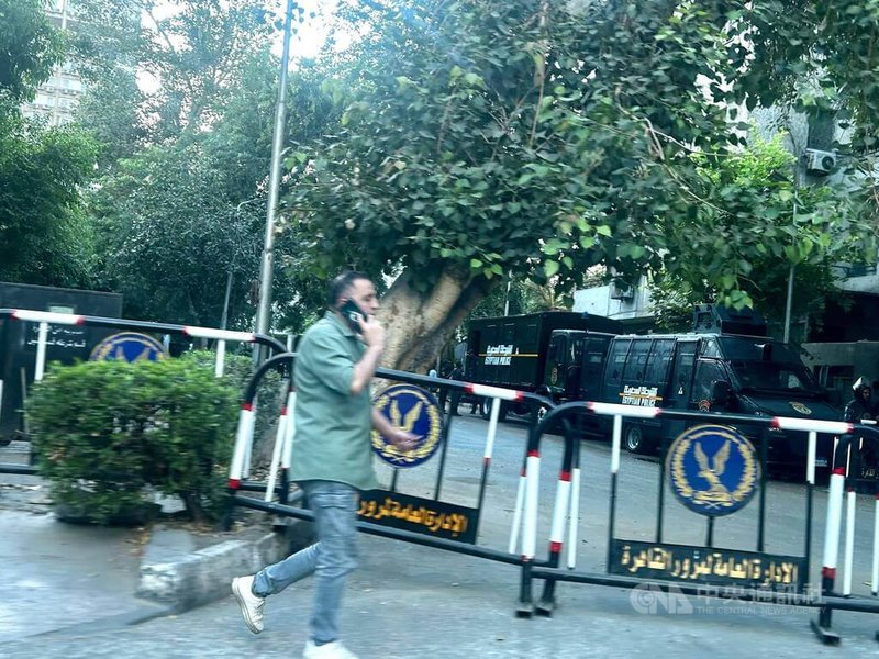 駐開羅的外國使館設置不同程度的安全防護措施。美國駐埃及大使館具有最高安全措施規格,館區周邊道路長年持續封鎖並配置警用鎮暴車。中央社記者施婉清開羅攝 114年9月2日