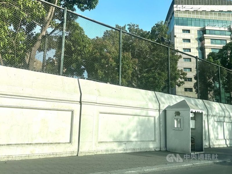 在開羅市中心,有兩個重要駐外使館分布的「使館區」:Zamalek島和花園市(Garden City)。每一個使館都有獨立館區。重要駐館除有岡哨亭和館外安全護欄外,甚至會配置如圖的高牆及電網隔離。中央社記者施婉清開羅攝 114年9月2日