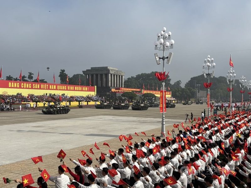 2日早上6點半，越南首都河內胡志明陵寢前的巴亭廣場盛大舉辦八月革命勝利與獨立紀念80週年慶祝活動，有由87個方隊組成的大閱兵，圖為正經過看台的坦克部隊。中央社記者曾婷瑄河內攝  114年9月2日