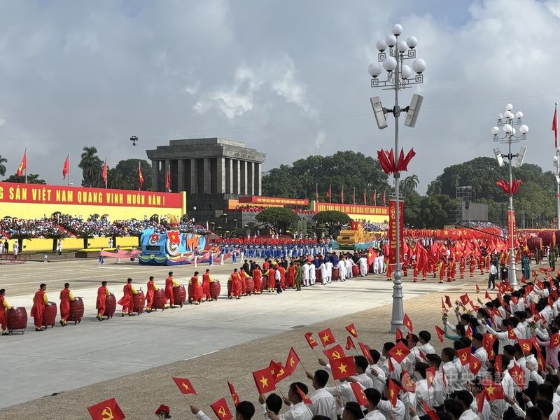 越南八月革命勝利與獨立紀念80週年國慶史無前例大陣仗,有87個方隊組成大閱兵,步行時間長達一個多小時,共動員4萬參與者。遊行尾聲的花車,與準備進場閉幕表演的團隊交錯。中央社記者曾婷瑄河內攝 114年9月2日