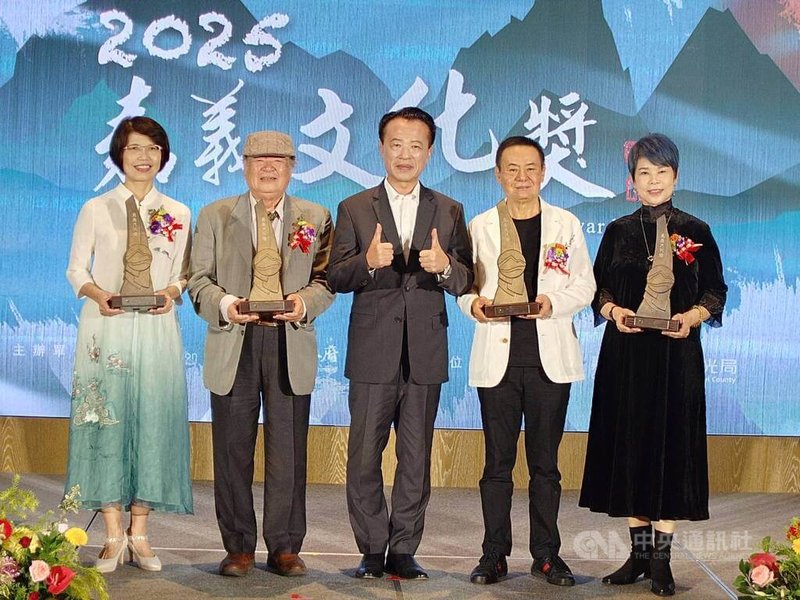 嘉義縣政府2日舉辦第4屆「嘉義文化獎」頒獎典禮,演員、詞曲作家蔡振南(右2)榮獲「特別獎」,文學家王瓊玲(左1)、舞蹈家郭玉雯(右1)及藝術家陳政宏(左2)獲得「文化獎」,由縣長翁章梁(中)親自頒獎。中央社記者蔡智明攝 114年9月2日