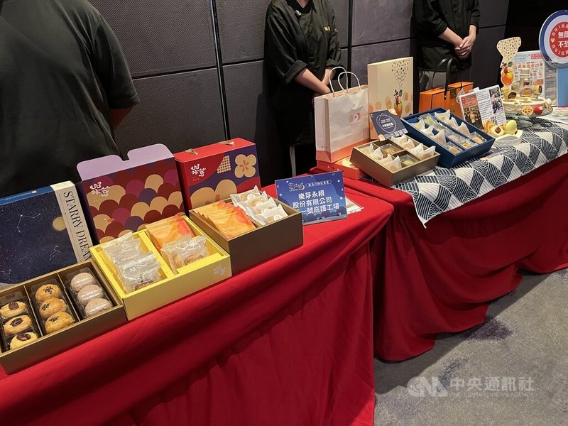台北市勞動力重建運用處2日舉行台北市庇護工場中秋節產品行銷記者會,今年產品多樣化,包含特色月餅禮盒、精選掛耳咖啡包、多樣手工餅乾、手工皂等優質禮盒。中央社記者楊淑閔攝 114年9月2日