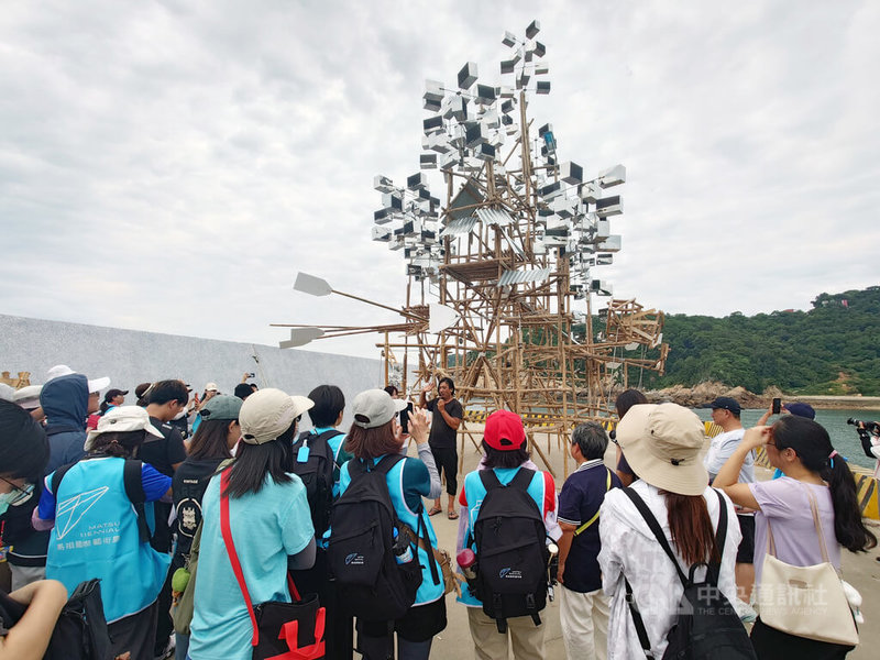 2025第3屆馬祖國際藝術島即將開展,主辦單位2日舉辦南竿場導覽研習,2天時間內,將走訪20餘個作品,並由藝術家本人或參與策展的工作人員詳細介紹。中央社記者潘欣彤攝 114年9月2日