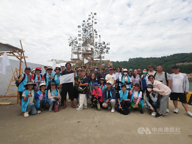 2025第3屆馬祖國際藝術島即將開展,2日進行南竿場導覽研習,參與者與藝術家朱威龍(前左4)在其作品「漁夢」前合影。中央社記者潘欣彤攝 114年9月2日