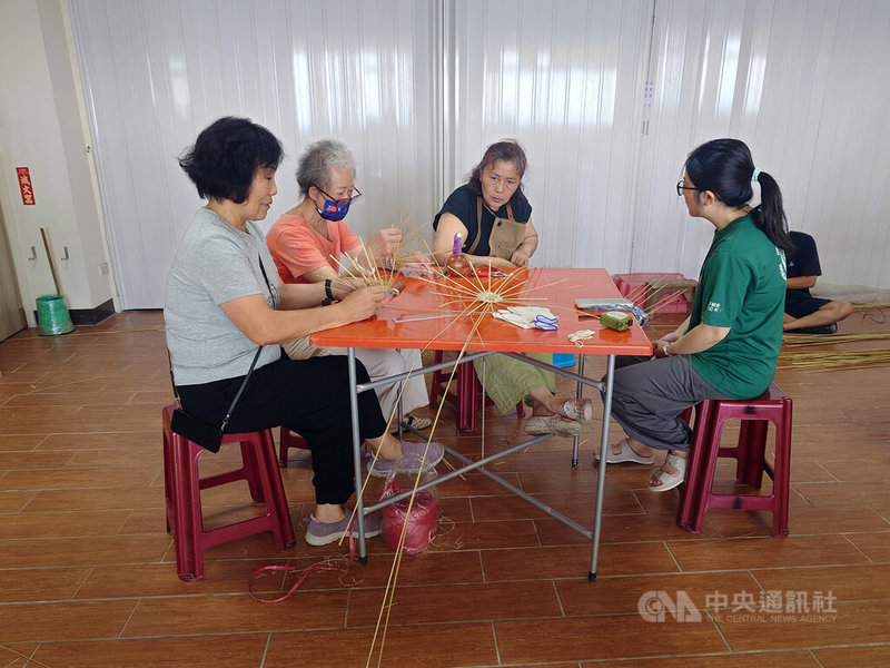 2025第3屆馬祖國際藝術島5日將正式開展,藝術家甘銘源在南竿澳口帶來竹編大型裝置「拍楸-簍光.竹影」,日前也舉辦工作坊,邀請鄰近的仁愛村民製作撈蝦皮使用的竹編器皿。中央社記者潘欣彤攝 114年9月2日