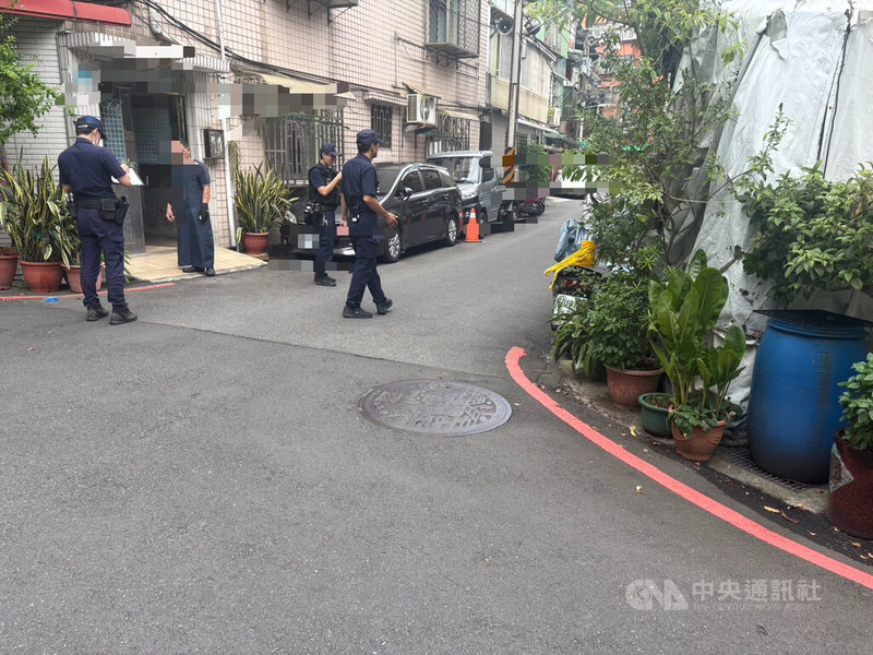 新北市板橋區某民宅2日有女子疑在製作水餃餡時,右手不慎遭絞肉機捲入,警消獲報到場立即破壞機器救援,但女子脫困時已無呼吸心跳,送醫仍宣告不治。(翻攝照片)中央社記者王鴻國傳真 114年9月2日
