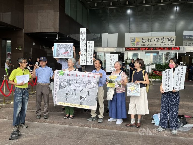 台北市樹木保護委員會2日審議「金華國中信義樓前方大王椰子」案,台灣樹人會、金華國中校友護樹團等民團,2日呼籲納入人文歷史價值、中研院航照影像佐證樹齡逾50年等要件考量,讓校樹保存與風雨操場並存。中央社記者楊淑閔攝 114年9月2日