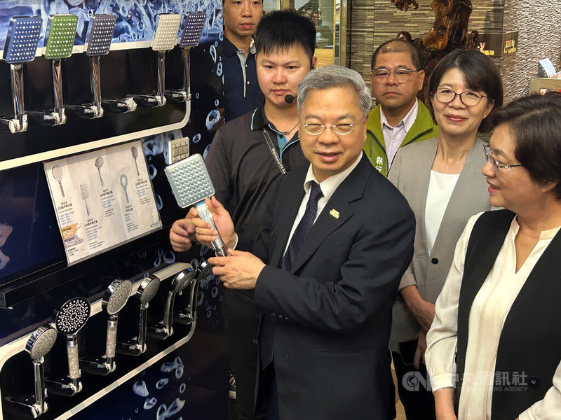 經濟部長龔明鑫(前左)2日下午赴彰化縣秀水鄉水銡利廚衛生活村,與當地水五金業者座談,會前先參觀生活村內展示的水五金用品。中央社記者吳哲豪彰化攝 114年9月2日