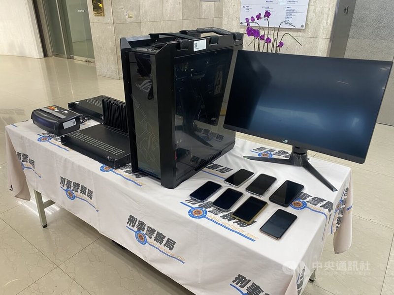 刑事局2日舉行破案記者會,宣布破獲以幫派成員巫男為首的跨境電信詐欺機房,集團先非法進口DMT節費器後,再由詐團成員行騙,已知24人受害,警方循線逮捕4嫌送辦。圖為警方查扣相關贓證物。中央社記者黃麗芸攝  114年9月2日