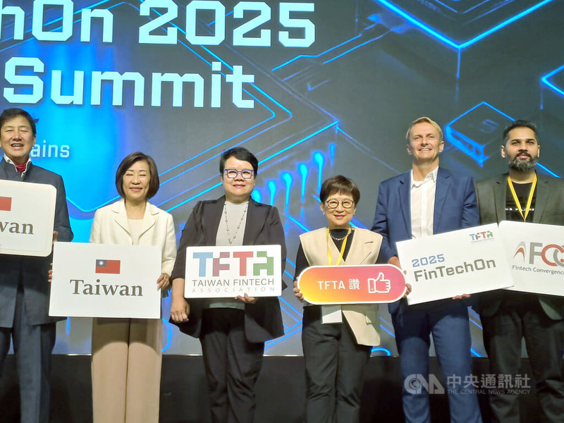 伺服器廠緯穎董事長洪麗寗（右3）2日出席FinTechOn 2025與Asia FinTech Alliance高峰會時表示，金融科技已廣為銀行業使用，透過區塊鏈跨境交易，可以快速完成交易，對於在全球設廠的緯穎而言很有幫助。中央社記者潘智義攝　114年9月2日