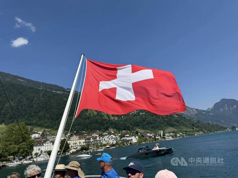 瑞士卸任總統毛瑞爾受邀參加中國九三閱兵惹議,瑞士國會議員認為,目前前聯邦委員持有終身外交護照,即使是私人行為也很容易讓人誤會他們外出訪問時是執行公務,因此應設立辦法規範前聯邦委員外交官身分。中央社記者郭芳君蘇黎世攝 114年9月2日