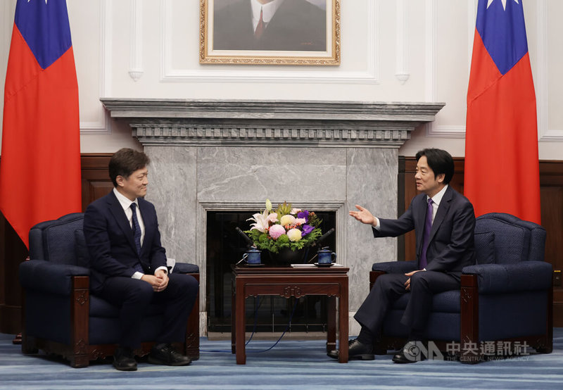 總統賴清德(右)2日下午在總統府接見「日本東京大學兩岸關係研究小組訪問團」,與召集人松田康博(左)交換意見。中央社記者裴禛攝 114年9月2日