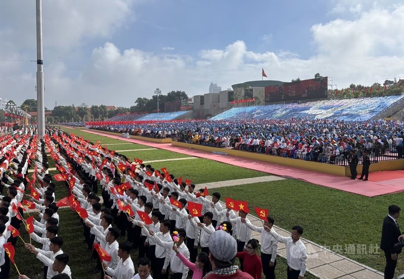 9月2日越南革命與獨立慶祝80週年紀念典禮,上萬名民眾無懼豔陽和高溫,在搭建的看台上觀禮。周邊架有大螢幕現場轉播,供民眾觀看。中央社記者曾婷瑄河內攝 114年9月2日