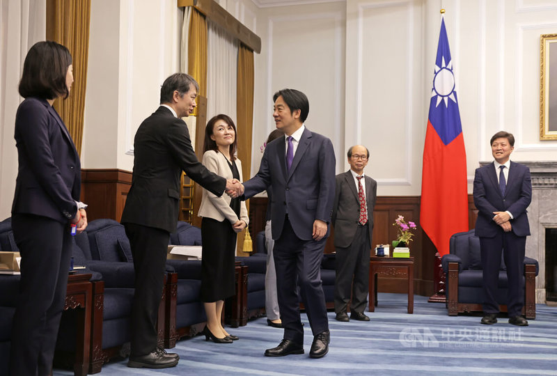 總統賴清德（前中）2日在總統府接見「日本東京大學兩岸關係研究小組訪問團」，歡迎他們來台交流。中央社記者裴禛攝　114年9月2日