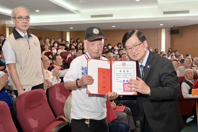 退輔會主委嚴德發2日出席抗戰勝利紀念活動,並與榮民合影留念。(退輔會提供)中央社記者游凱翔傳真 114年9月2日