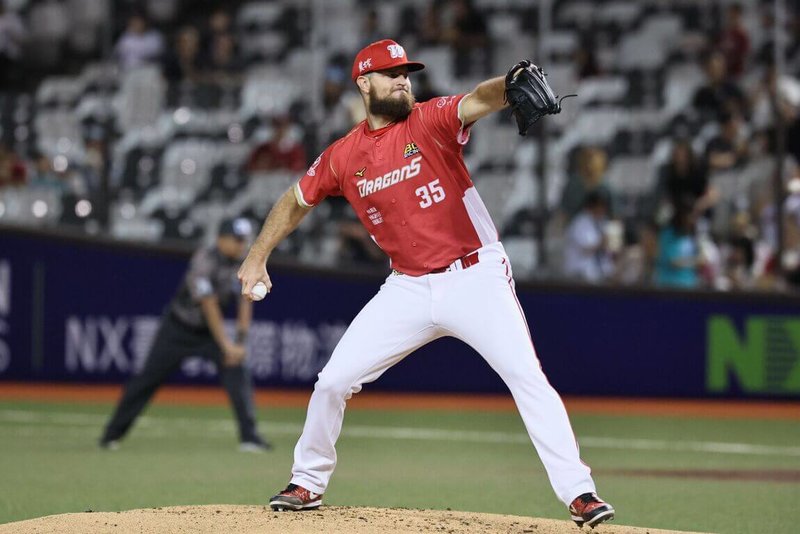 中華職棒味全龍隊洋投艾璞樂(Tyler Eppler)(圖)2日例行賽先發6局失2分,助隊以5比2擊敗樂天桃猿隊,結束先發任務的艾璞樂將先下二軍。(味全龍隊提供)中央社記者謝靜雯傳真 114年9月2日