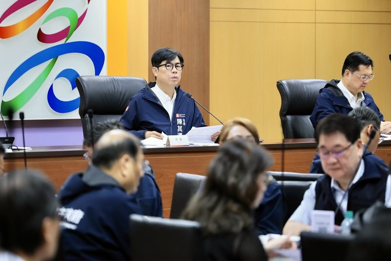 高雄市長陳其邁（後左）2日主持市政會議，聽取衛生局報告鼓山區及三民區登革熱疫情防治現況。（高雄市政府提供）中央社記者蔡孟妤傳真　114年9月2日
