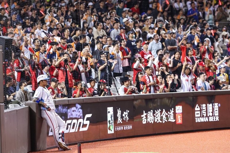 中華職棒味全龍隊將自5日起到7日在台北大巨蛋為「大師兄」林智勝(前左)舉行引退系列賽,球團2日公告,3戰預售近9萬張票。(味全龍隊提供)中央社記者謝靜雯傳真 114年9月2日