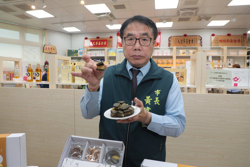 台南市農業局2日在玉井區蕎麥探索館辦理黃金蕎麥中秋禮盒發表會,市長黃偉哲(圖)出席協助推廣,鼓勵消費者多多支持台南優質在地農特產品。(台南市政府提供)中央社記者楊思瑞台南傳真 114年9月2日