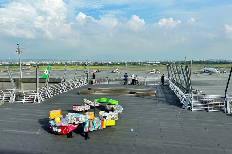 桃園國際機場第2航廈南側觀景台自8月21日至9月1日止封閉進行維護施工,2日起重新對外開放參觀,修繕工程包含破損地板修復、鏽蝕鐵絲網更換及無障礙電動座椅等設施改善。(桃園國際機場公司提供)中央社記者吳睿騏桃園機場傳真  114年9月2日