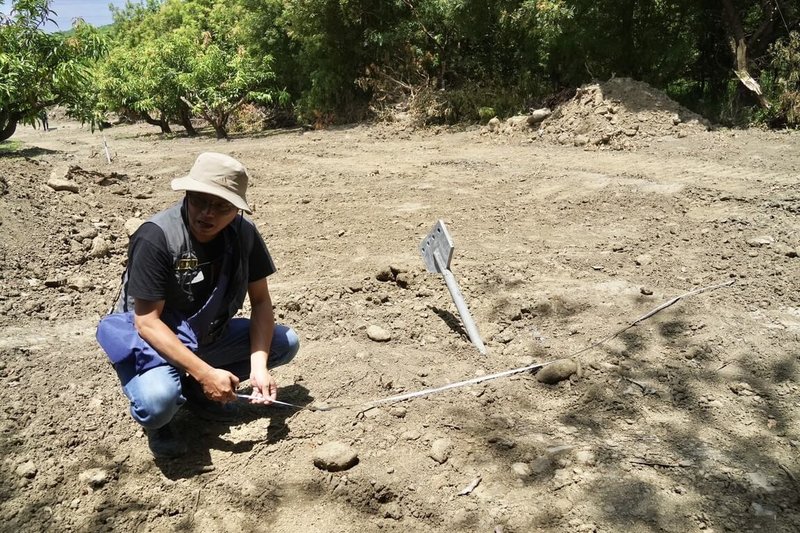 能源業者欲在屏東縣枋山鄉開發風電，遭居民指控偷開工整地，涉農地未農用。屏東縣政府聯合稽查小組2日前往會勘表示，無論是測試或實際開發動工，縣府都未接獲業者申請或同意，該行為已違反相關規定，依法開單告發。（屏東縣政府提供）中央社記者黃郁菁傳真  114年9月2日