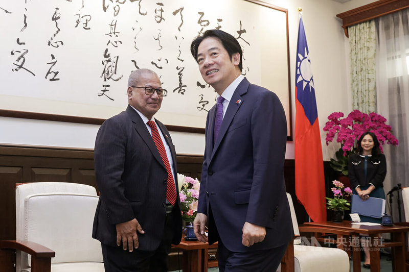 總統賴清德（前右）2日下午在總統府接見吐瓦魯國國會議長伊塔雷理（Iakoba Italeli）（左）訪團等一行。中央社記者裴禛攝　114年9月2日