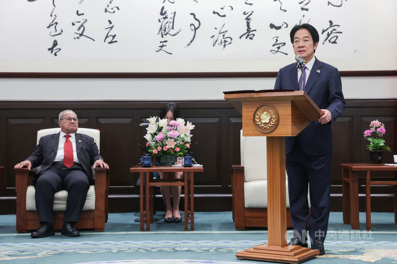 總統賴清德(右)2日下午在總統府接見吐瓦魯國國會議長伊塔雷理(Iakoba Italeli)(左)訪團等一行,致詞時歡迎他們來台訪問。中央社記者裴禛攝 114年9月2日