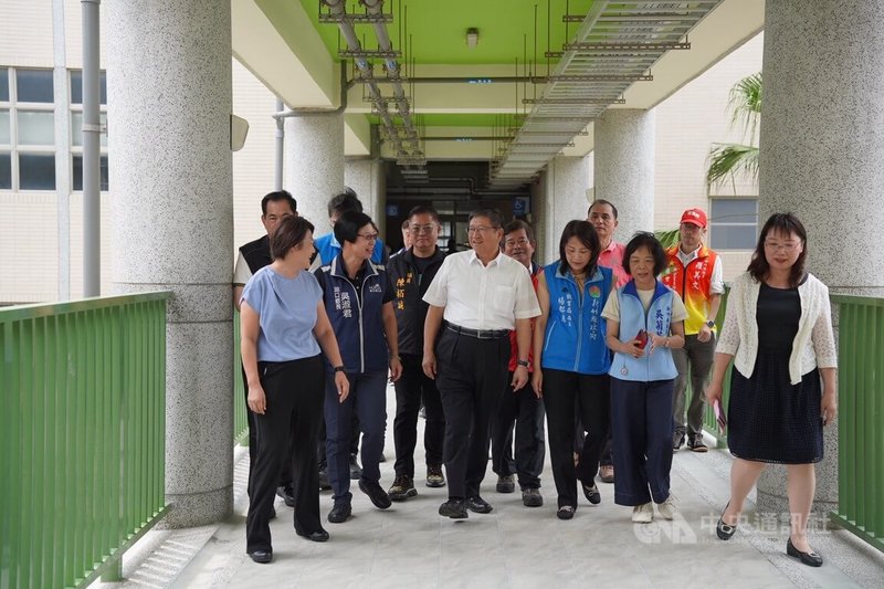 新竹縣立湖口高級中學2日遷入王爺壟新校區迎新學年,新竹縣長楊文科(中白衣者)等前往視察。中央社記者郭宣彣攝 114年9月2日