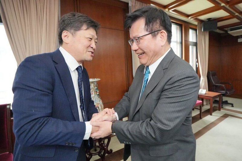 外交部長林佳龍(右)於1日接見日本東京大學兩岸關係研究小組訪問團,召集人松田康博(左)一行。(外交部提供)中央社記者楊堯茹傳真 114年9月2日