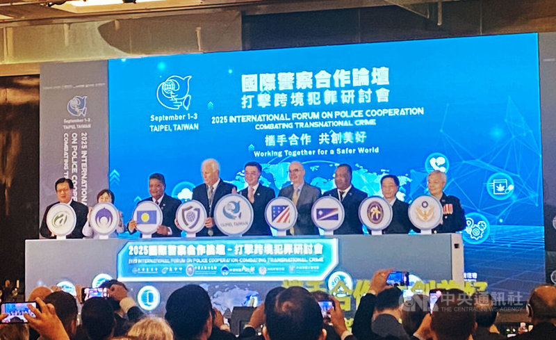 國際警察合作論壇研討會2日登場，行政院長卓榮泰（左5）表示，全球跨境犯罪近年呈現多元化、集團化，台灣願和各界共同維護全球治安，籲請各國支持台灣參與國際刑警組織。中央社記者黃麗芸攝 114年9月2日