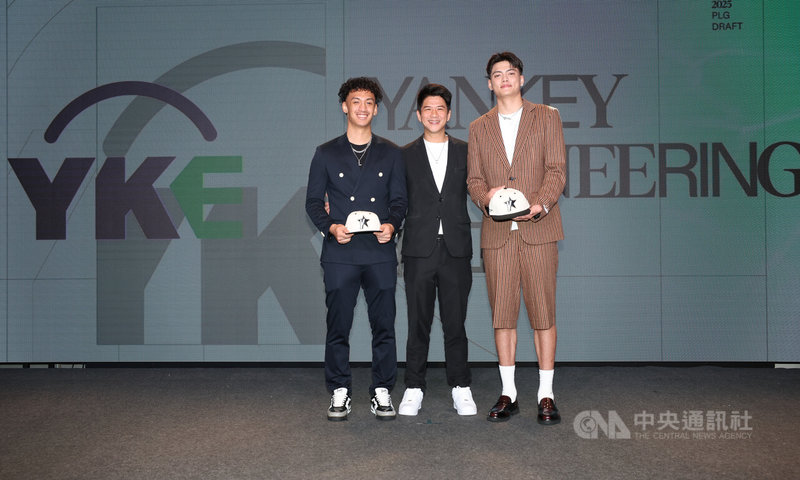 台灣職籃P.LEAGUE+聯盟2025新人選秀會2日晚間在台北登場,擁有狀元籤的洋基工程首輪選走葉惟捷(右)、次輪選走江加樂(左),兩人開心與球隊總經理錢韋成(中)合影。中央社記者謝佳璋攝 114年9月2日