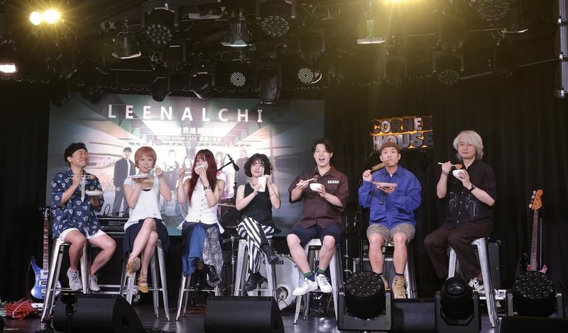 7人編制韓國樂團Leenalchi將於2026年訪台演出，2日搶先舉辦記者會，主辦單位特別準備多樣台灣小吃讓團員品嘗。（樂吉事達提供）中央社記者王心妤傳真　114年9月2日