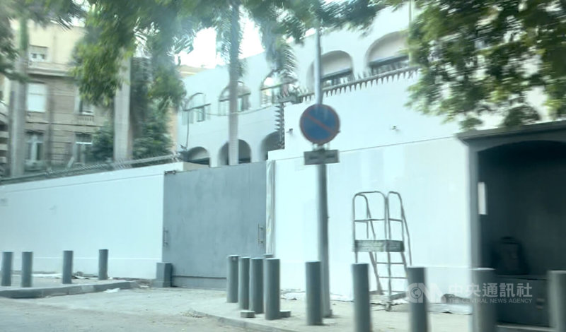 駐埃及的外國使館館外通常設有一到數個警衛岡哨亭,有些重要使館館外區域還會增設安全護欄,禁止行人靠近館區。中央社記者施婉清開羅攝 114年9月2日