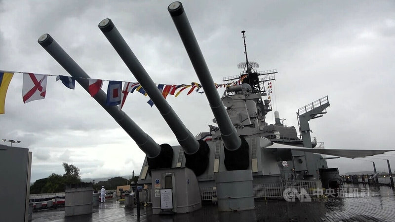 美國海軍密蘇里號戰艦(USS Missouri)見證第二次世界大戰日本投降歷史,艦上甲板保留當年日本簽署投降書的原狀。中央社記者林宏翰夏威夷珍珠港攝 114年9月2日
