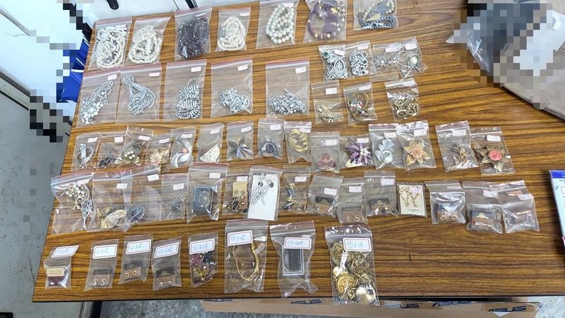 苗栗縣警察局苗栗分局2日表示破獲裝修工人竊案，被害屋主大量飾品及大型木雕聚寶盆遭洗劫，經警方科技偵查、過濾監視器畫面，將涉案工班5人拘提到案送辦，並查扣證物。（警方提供）中央社記者管瑞平傳真  114年9月2日