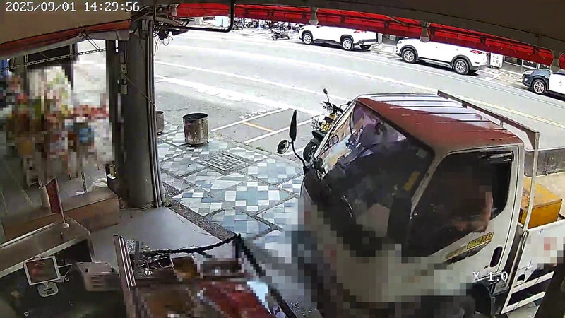 48歲黃姓男子疑不滿女友打工遭不公平對待，1日駕駛自小貨車衝撞花蓮市某冰店，並持鐵條破壞物品，洩憤後逃逸。警方獲報沿路追捕，黃男竟又開回現場衝撞第2次，幸無人員傷亡。（花蓮縣警察局提供）中央社記者李先鳳傳真　114年9月2日