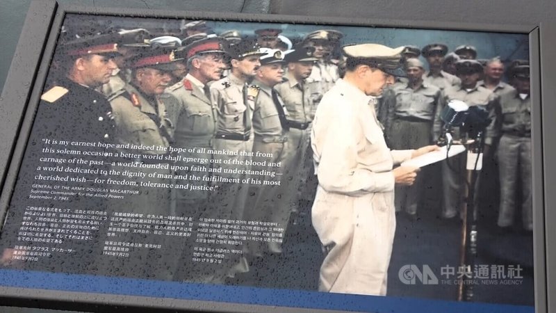 美國海軍密蘇里號戰艦(USS Missouri)見證第二次世界大戰日本投降歷史,現為紀念館永久停靠夏威夷珍珠港。圖為艦上陳列照片,呈現1945年9月2日盟軍統帥麥克阿瑟在甲板上主持日本投降儀式。中央社記者林宏翰夏威夷珍珠港攝 114年9月2日