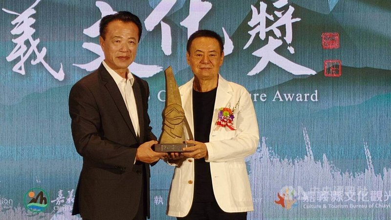 台語音樂重要推手,深耕影視劇場、金馬獎、金曲獎、金鐘獎滿貫得主蔡振南(右),2日榮獲嘉義縣長翁章梁(左)頒發「嘉義文化獎」特別獎,表彰其貢獻。中央社記者蔡智明攝 114年9月2日