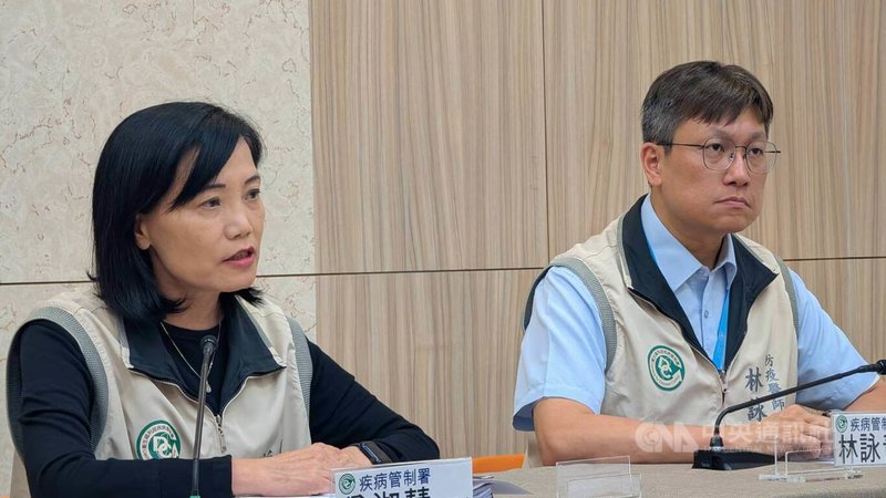疾管署2日宣布國內新增5例本土類鼻疽個案。防疫醫師林詠青(右)說明,先前公布的類鼻疽病例中新增2例死亡,其中包含一名90多歲有癌症病史婦人,同時感染COVID-19與類鼻疽,治療後仍惡化逝世。中央社記者曾以寧攝 114年9月2日