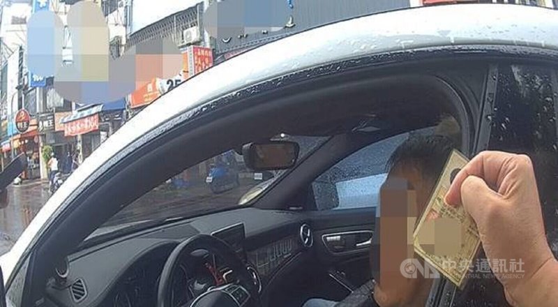 台中警方1日在北屯區巡邏時發現車輛違停紅線而上前盤查,陳姓駕駛一度謊稱是胞弟、還出示弟弟駕照,但卻被員警察覺證件照片與本人臉型、五官及痣的位置明顯不同,近一步追出陳男其實是通緝犯。(翻攝照片)中央社記者蘇木春傳真 114年9月2日