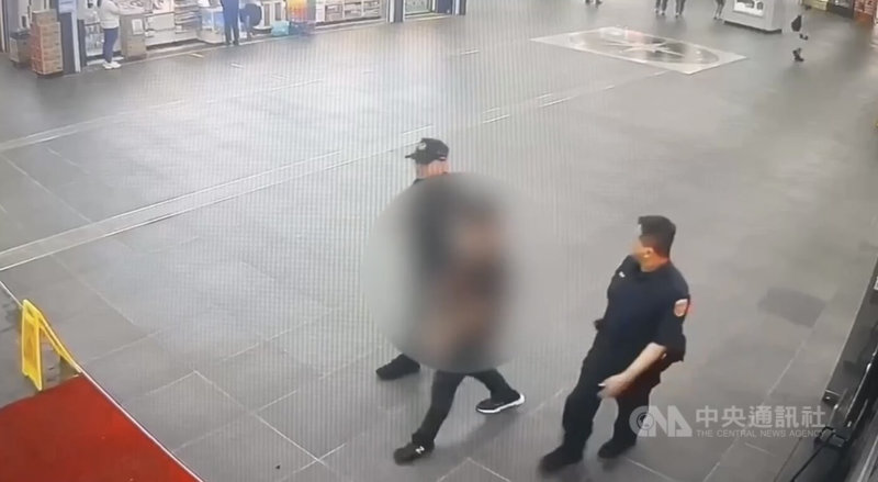 台北車站1日上午發生持刀傷人事件，鐵路警察局獲報有2男1女爭吵，其中楊姓男子（右2）持隨身小刀割傷林姓男子，警方將楊男以殺人未遂現行犯逮捕，全案詢後移送偵辦。（翻攝畫面）中央社記者黃麗芸傳真  114年9月2日