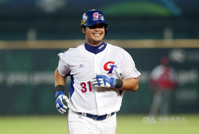 2015年12強台灣與古巴一戰,8局下林智勝扛住壓力擊出3分砲。(中央社檔案照片)