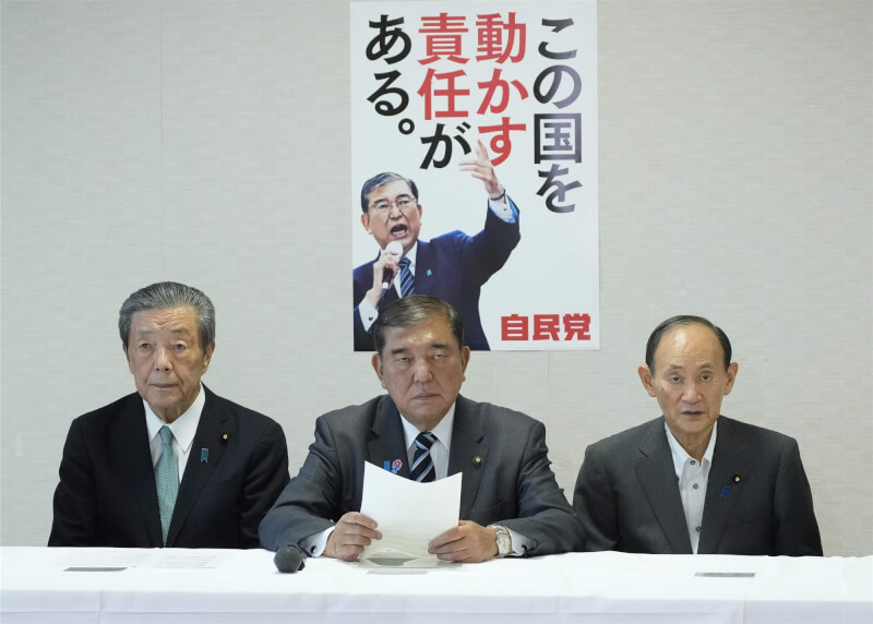 日本執政黨自民黨8月26日舉行幹事會議。由左至右依序為幹事長森山裕、首相石破茂、副總裁菅義偉。(共同社)