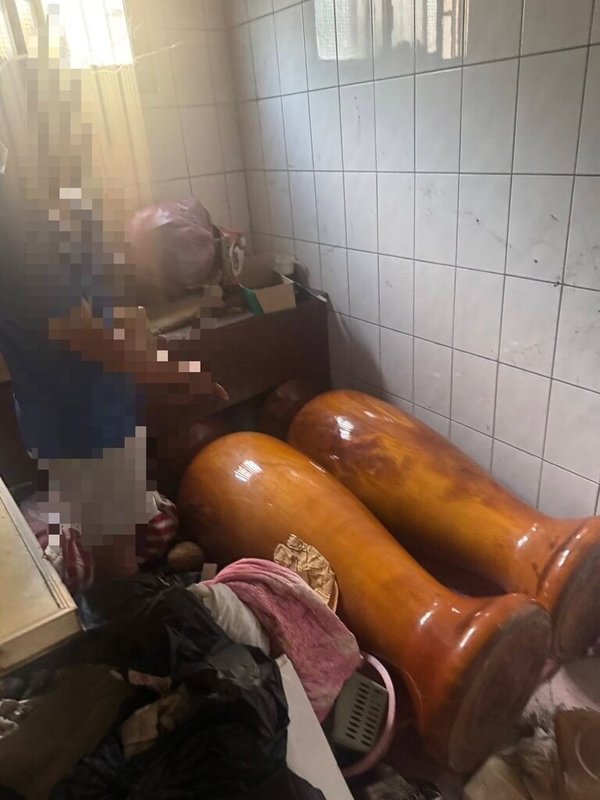 苗栗市1間民宅近期裝修，不料找來的工班全是賊，趁深夜開來貨車洗劫財物，包含2座大型木雕聚寶盆，損失約新台幣80餘萬元，警方偵辦後前往新竹縣逮捕鍾姓男子等5人送辦。（警方提供）中央社記者管瑞平傳真  114年9月2日